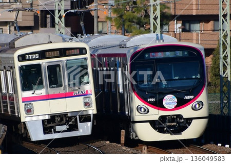 営業運転初日の京王2000系と7000系の離合 136049583