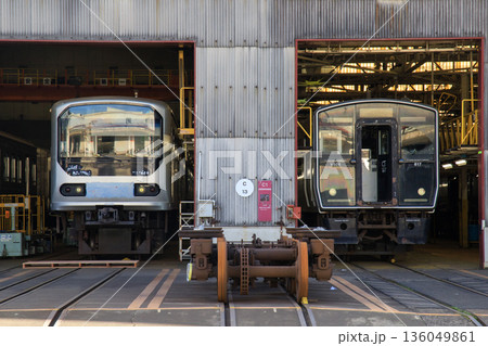 小倉総合車両センターで並ぶ元東京臨海高速鉄道70-000形電車と817系電車（JR九州） 136049861
