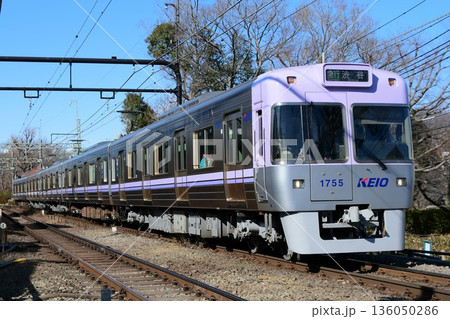 青空の下を走る京王1000系1755Fバイオレット編成　井の頭線 136050286