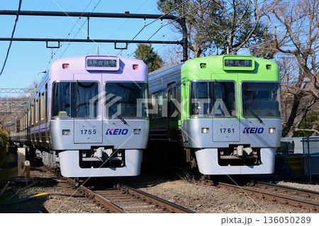 並ぶ京王1000系1755Fバイオレット編成と1761Fライトグリーン編成 井の頭線 並ぶ京王1000系1755Fバイオレット編成と1761Fライトグリーン編成 井の頭線 136050289