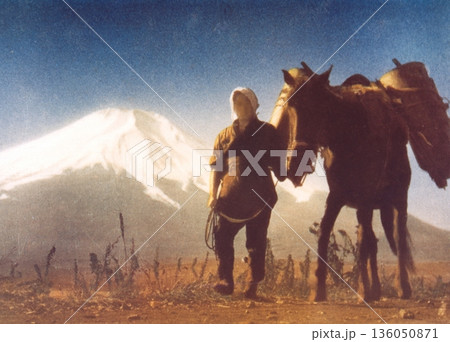 古写真 1953-1954年 山梨県山中湖村から望む富士山と荷馬 古写真 1953-1954年 山梨県山中湖村から望む富士山と荷馬 136050871