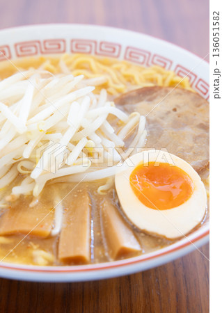 モヤシたっぷりの美味しい味噌ラーメン モヤシたっぷりの美味しい味噌ラーメン 136051582