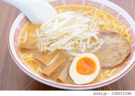 モヤシたっぷりの美味しい味噌ラーメン モヤシたっぷりの美味しい味噌ラーメン 136051590