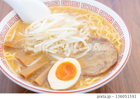 モヤシたっぷりの美味しい味噌ラーメン モヤシたっぷりの美味しい味噌ラーメン 136051591