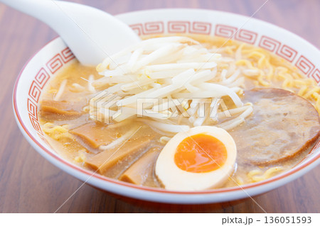 モヤシたっぷりの美味しい味噌ラーメン モヤシたっぷりの美味しい味噌ラーメン 136051593