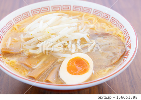 モヤシたっぷりの美味しい味噌ラーメン モヤシたっぷりの美味しい味噌ラーメン 136051598