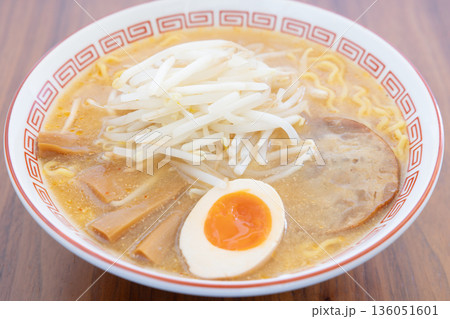 モヤシたっぷりの美味しい味噌ラーメン モヤシたっぷりの美味しい味噌ラーメン 136051601