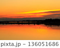 水面に鏡のように紅く映る手賀沼の朝焼け 136051686