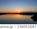 色鮮やかな手賀沼の美しい夜明け 136051687