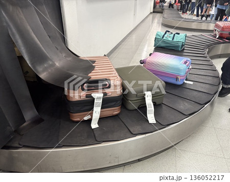 空港の荷物検査と受け取り 136052217