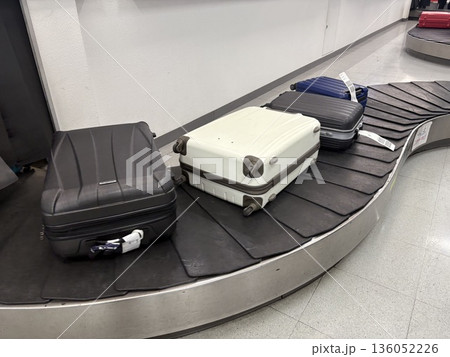 空港の荷物検査と受け取り 136052226