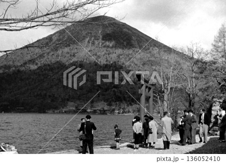 古写真 1962年 日光 中禅寺湖、男体山と日光二荒山神社の鳥居 古写真 1962年 日光 中禅寺湖、男体山と日光二荒山神社の鳥居 136052410