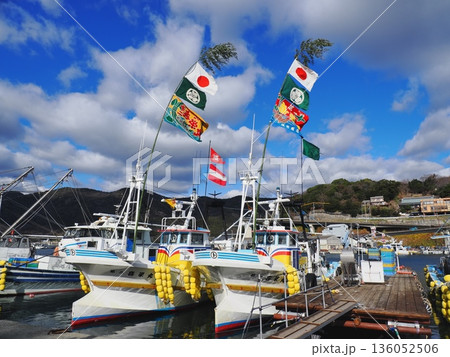 2026年元日の室津漁港の風景 大漁旗 2026年元日の室津漁港の風景 大漁旗 136052506