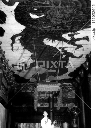 古写真 1953-1954年 日光東照宮 本地堂(薬師堂)の鳴き龍 古写真 1953-1954年 日光東照宮 本地堂(薬師堂)の鳴き龍 136052646