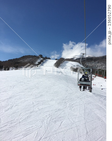 青空と雪景色のスキー場 136052790