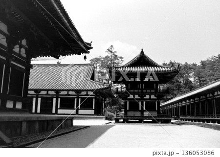 古写真　1956年　奈良　唐招提寺の鼓楼 136053086