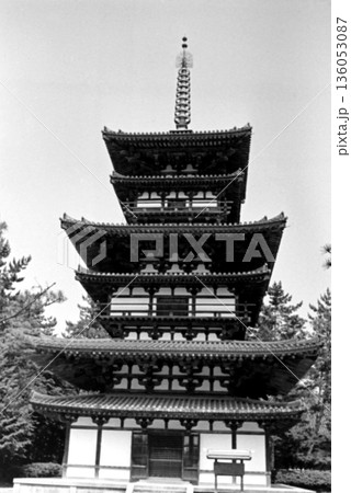 古写真 1956年 奈良 薬師寺の東塔 古写真 1956年 奈良 薬師寺の東塔 136053087