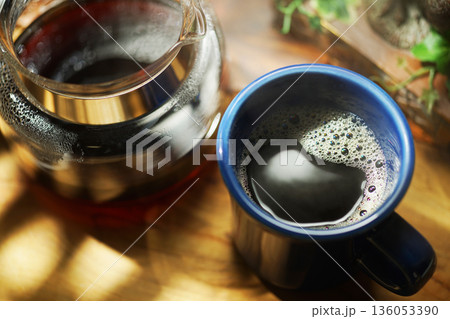 マグカップに注がれたコーヒー 136053390