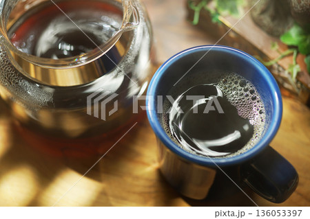 マグカップに注がれたコーヒー 136053397