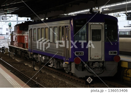 キハ120形の配給列車 136053406