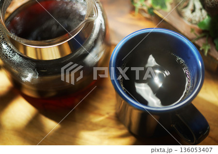 マグカップに注がれたコーヒー 136053407