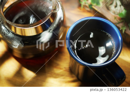 マグカップに注がれたコーヒー 136053422