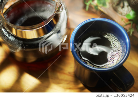 マグカップに注がれたコーヒー 136053424