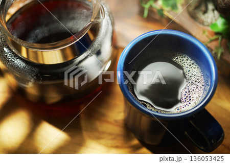 マグカップに注がれたコーヒー 136053425