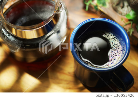 マグカップに注がれたコーヒー 136053426