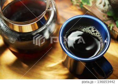 マグカップに注がれたコーヒー 136053442