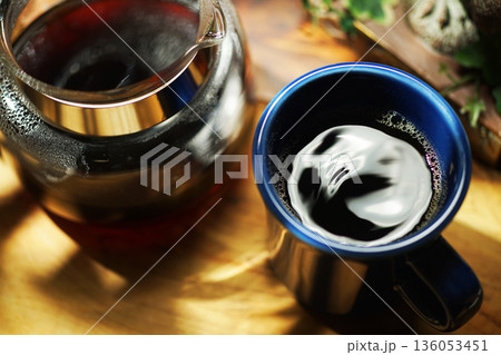 マグカップに注がれたコーヒー マグカップに注がれたコーヒー 136053451