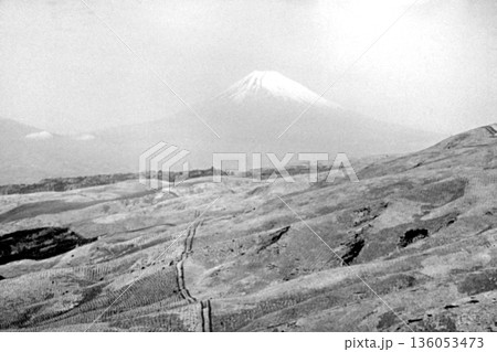 古写真　1961年　静岡県の十国峠から望む富士山 136053473