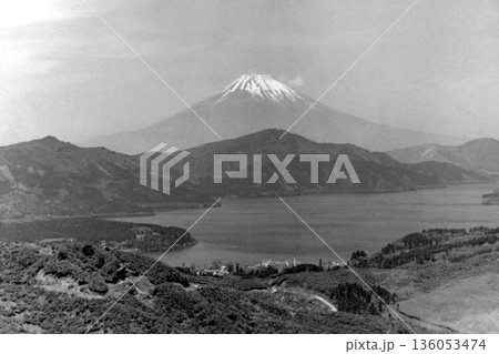 古写真 1961年 箱根の大観山から望む芦ノ湖と富士山 古写真 1961年 箱根の大観山から望む芦ノ湖と富士山 136053474