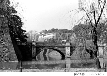 古写真 1957年 東京 皇居外苑の正門石橋 古写真 1957年 東京 皇居外苑の正門石橋 136053737