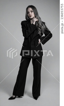 トレンド感ある装いのファッションモデル トレンド感ある装いのファッションモデル 136053755