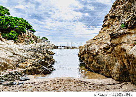 Beautiful seascape of the Cami de Ronda coastal path on the Costa Brava, from Platja d'Aro to Sant Antoni de Calonge. Cala del Pi Beautiful seascape of the Cami de Ronda coastal path on the Costa Brava, from Platja d'Aro to Sant Antoni de Calonge. Cala del Pi 136053949