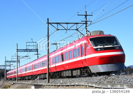 浅草へ向けて伊勢崎線をゆく東武鉄道200系の特急りょうもう号 136054189
