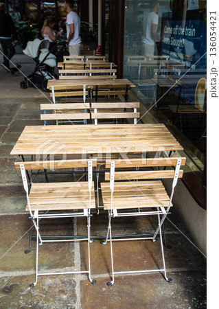 レストランの店先に並べられた木目のテーブルとイス　ロンドン郊外のウィンザーの街並み 136054421
