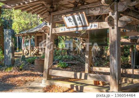 安狐山 斗蔵寺の鐘楼と梵鐘 木造建築の静寂 136054464
