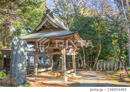 安狐山 斗蔵寺の鐘楼と境内風景 木造建築の趣 136054465
