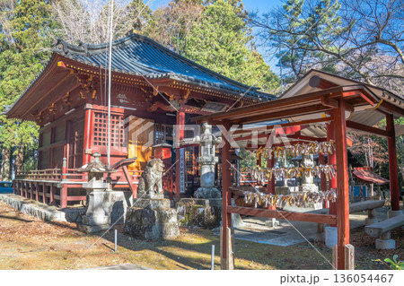 安狐山 斗蔵寺 本堂とおみくじ掛けのある境内風景 安狐山 斗蔵寺 本堂とおみくじ掛けのある境内風景 136054467