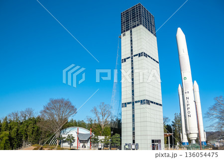 角田市スペースタワーとH-Ⅱロケット模型 青空の宇宙展示 136054475