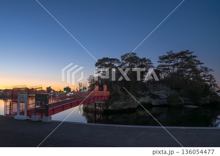 朝焼けに浮かぶ籬島と曲木神社 赤い橋の静寂 136054477