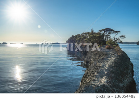 陽光きらめく松島 馬の背と穏やかな海 136054488