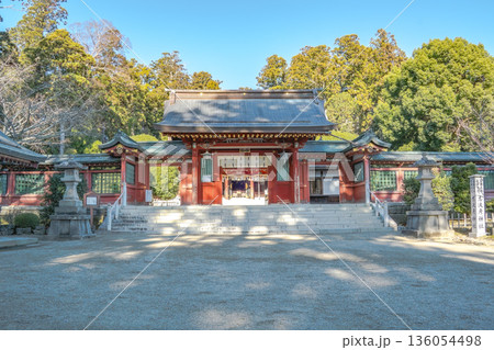 志波彦神社・鹽竈神社 正面参道と朱塗り社殿 136054498