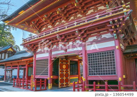 志波彦神社・鹽竈神社 楼門の朱塗り彫刻美 136054499