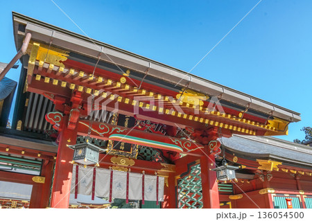 志波彦神社・鹽竈神社 金具輝く朱塗り社殿 136054500