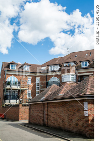 明るい日差しの下の格子窓のついたレンガ造りの歴史的な建物　ロンドン郊外のウィンザーの街並み 136054505