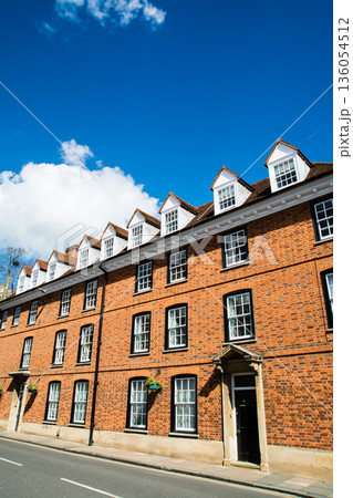 明るい日差しの下の格子窓のついたレンガ造りの歴史的な建物 ロンドン郊外のウィンザーの街並み 明るい日差しの下の格子窓のついたレンガ造りの歴史的な建物 ロンドン郊外のウィンザーの街並み 136054512