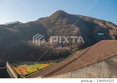 宮城県七ヶ宿町 七ヶ宿ダムと冬枯れの山景色 136054523
